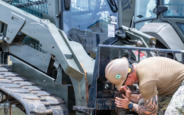 Sailors and Soldiers deliver emergency supplies for Saipan residents affected by Super Typhoon Sinlaku