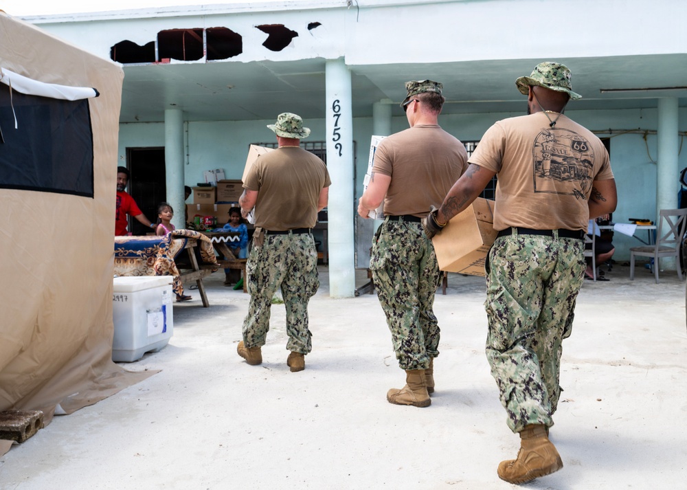 Sailors and Soldiers deliver emergency supplies for Saipan residents affected by Super Typhoon Sinlaku