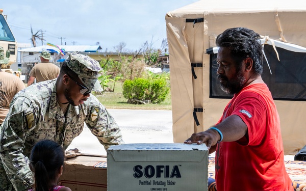 Sailors and Soldiers deliver emergency supplies for Saipan residents affected by Super Typhoon Sinlaku