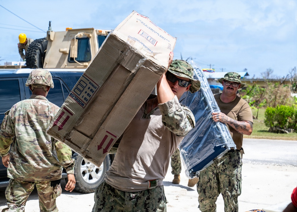 Sailors and Soldiers deliver emergency supplies for Saipan residents affected by Super Typhoon Sinlaku