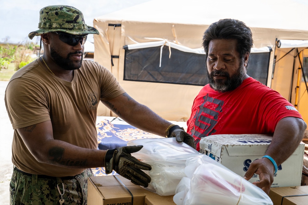 Sailors and Soldiers deliver emergency supplies for Saipan residents affected by Super Typhoon Sinlaku