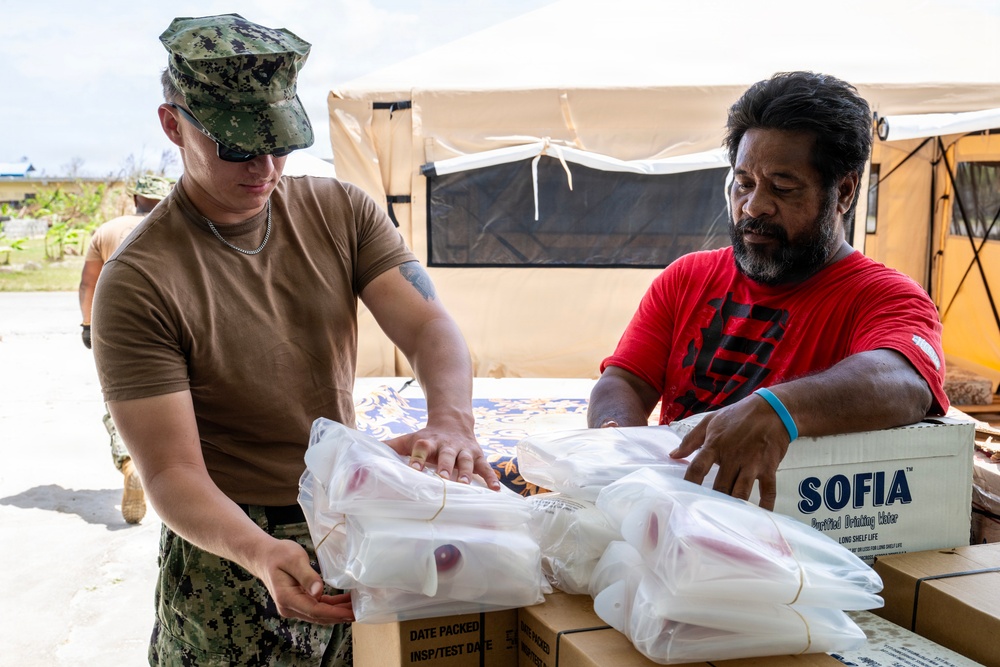 Sailors and Soldiers deliver emergency supplies for Saipan residents affected by Super Typhoon Sinlaku