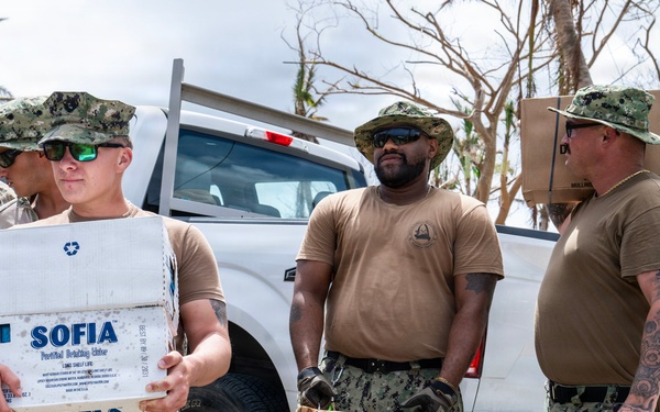 Sailors and Soldiers deliver emergency supplies for Saipan residents affected by Super Typhoon Sinlaku