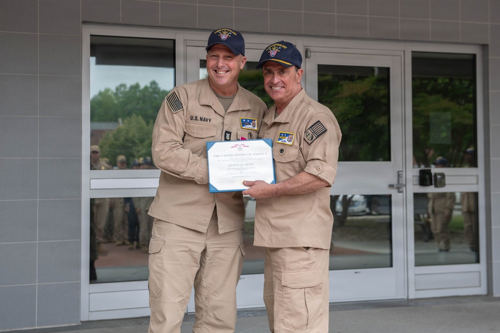 FORCE MASTER CHIEF LONSDALE RECIEVES AWARD
