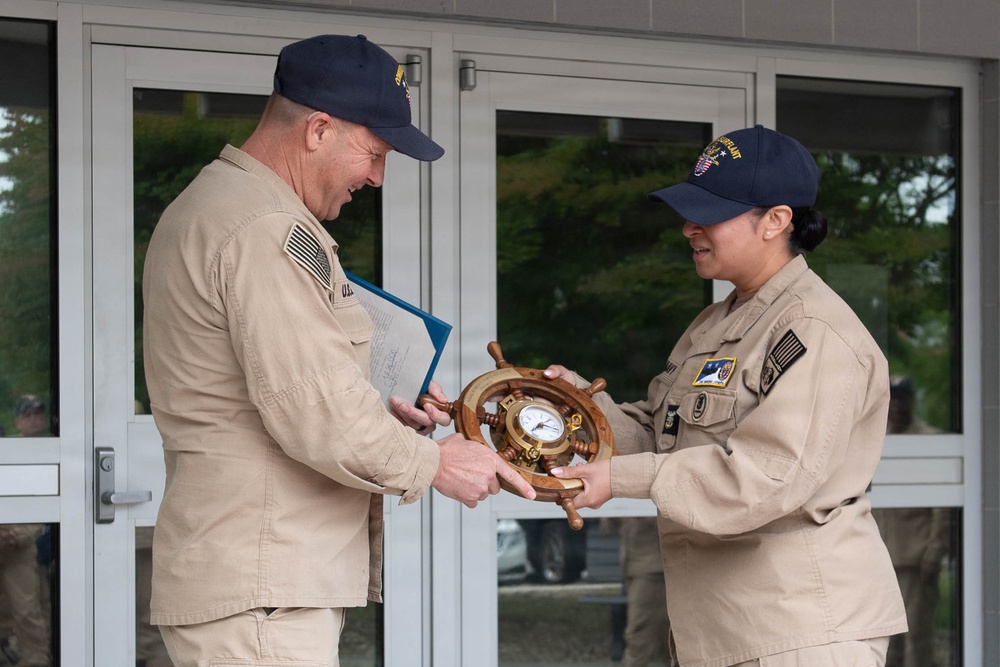 FORCE MASTER CHIEF LONSDALE RECIEVES AWARD