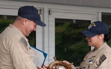 FORCE MASTER CHIEF LONSDALE RECIEVES AWARD