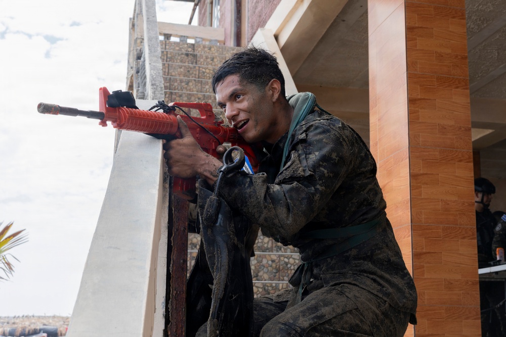 U.S. Marines, Salvadoran marines rehearse proper beach landing techniques and close quarter tactics during CENTAM Guardian 2026