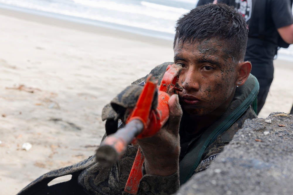 U.S. Marines, Salvadoran marines rehearse proper beach landing techniques and close quarter tactics during CENTAM Guardian 2026