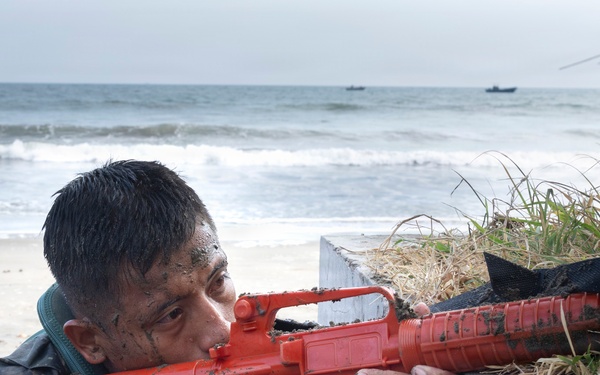 U.S. Marines, Salvadoran marines rehearse proper beach landing techniques and close quarter tactics during CENTAM Guardian 2026