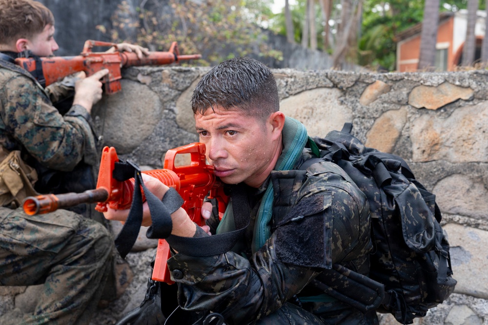 U.S. Marines, Salvadoran marines rehearse proper beach landing techniques and close quarter tactics during CENTAM Guardian 2026