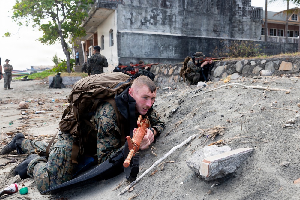 U.S. Marines, Salvadoran marines rehearse proper beach landing techniques and close quarter tactics during CENTAM Guardian 2026