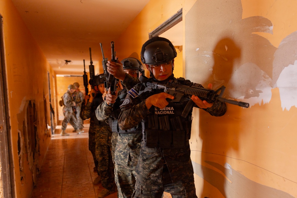 U.S. Marines, Salvadoran marines rehearse proper beach landing techniques and close quarter tactics during CENTAM Guardian 2026