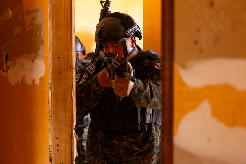 U.S. Marines, Salvadoran marines rehearse proper beach landing techniques and close quarter tactics during CENTAM Guardian 2026