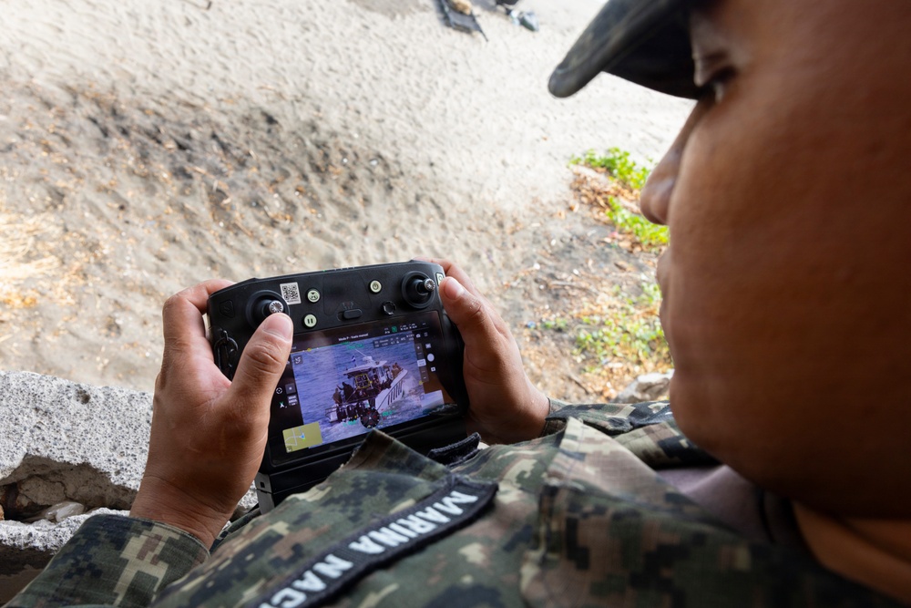 U.S. Marines, Salvadoran marines rehearse proper beach landing techniques and close quarter tactics during CENTAM Guardian 2026