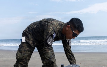 U.S. Marines, Salvadoran marines rehearse proper beach landing techniques and close quarter tactics during CENTAM Guardian 2026