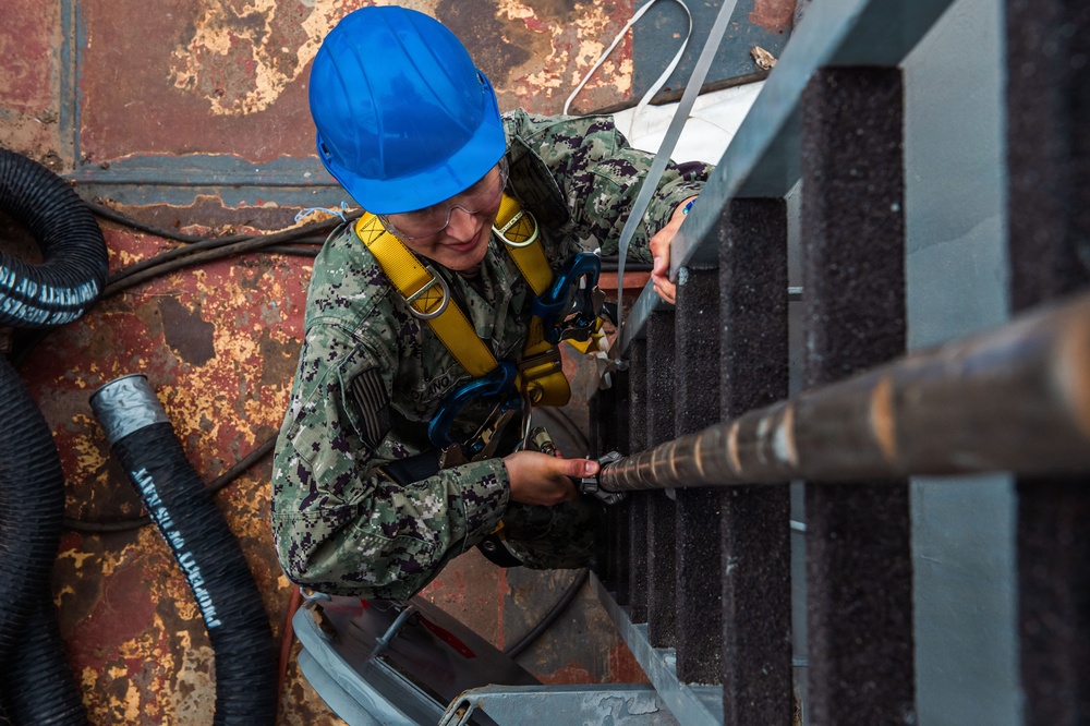 Ronald Reagan Sailors Install Antennas On The Mast