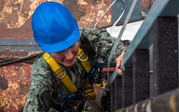 Ronald Reagan Sailors Install Antennas On The Mast