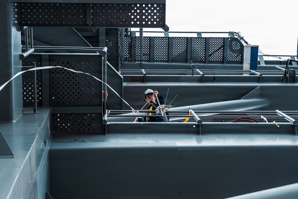 Ronald Reagan Sailors Install Antennas On The Mast
