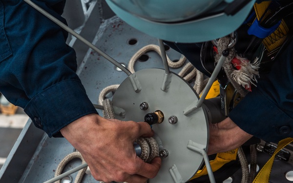 Ronald Reagan Sailors Install Antennas On The Mast