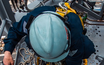 Ronald Reagan Sailors Install Antennas On The Mast