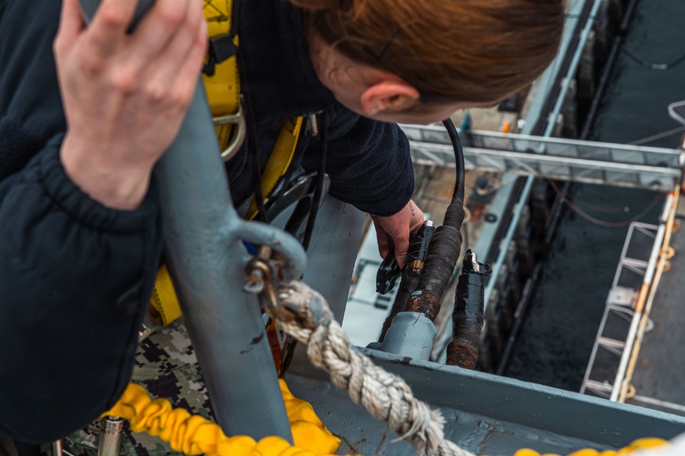 Ronald Reagan Sailors Install Antennas On The Mast