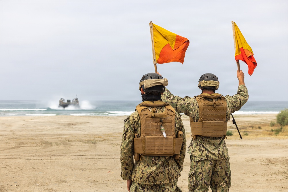 1st Maintenance Bn. executes LCAC operations during a FEX