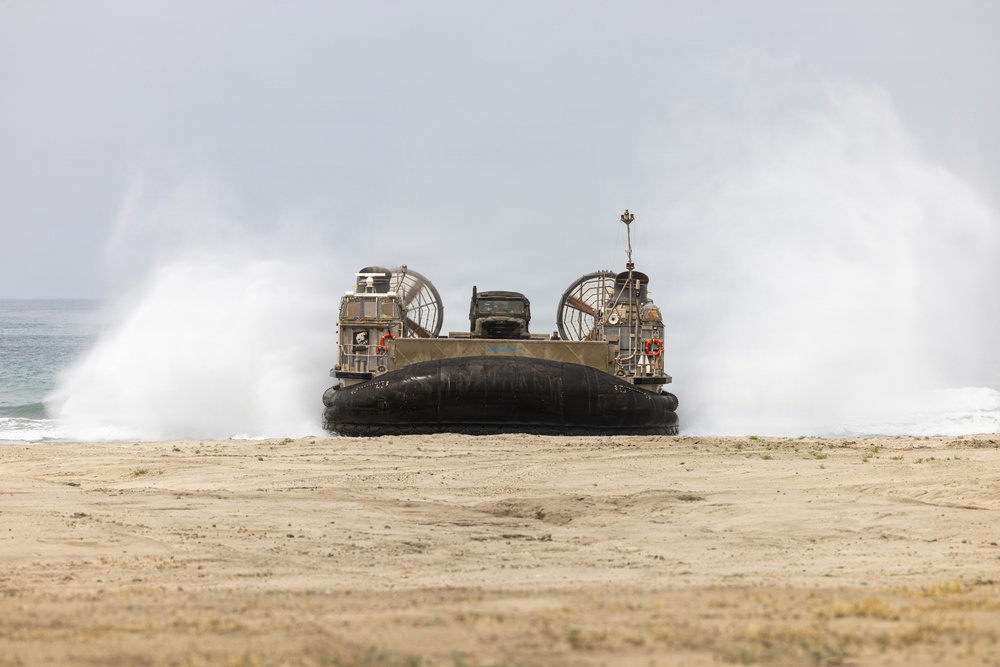 1st Maintenance Bn. executes LCAC operations during a FEX