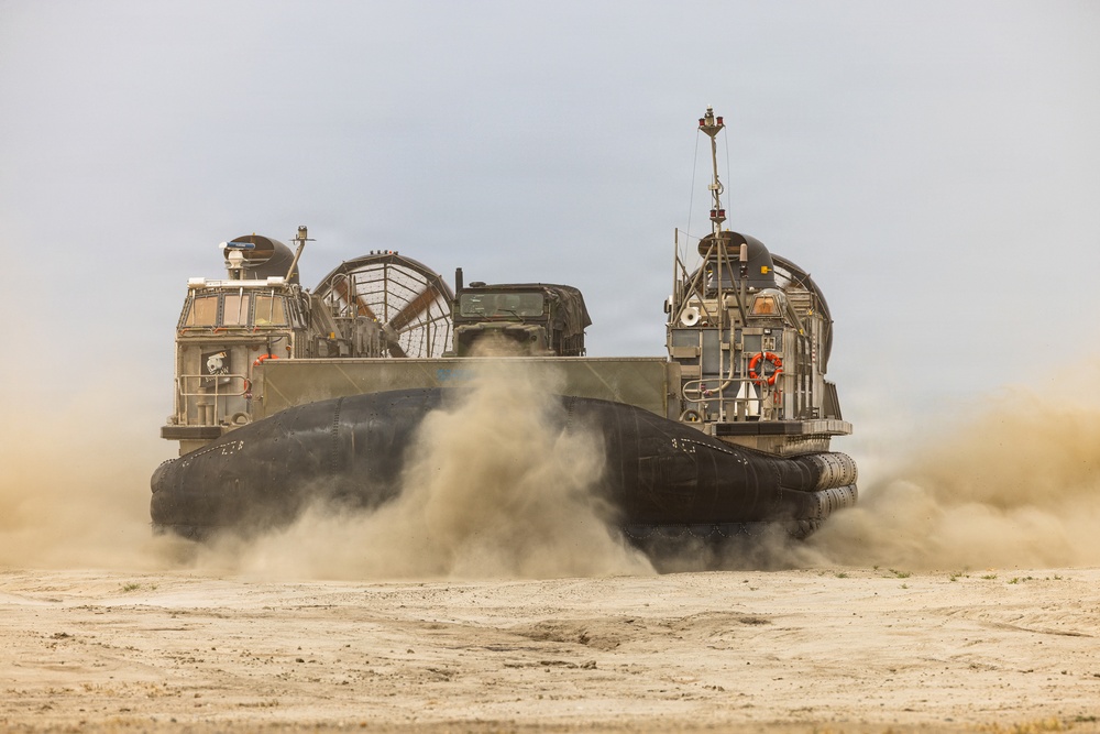 1st Maintenance Bn. executes LCAC operations during a FEX