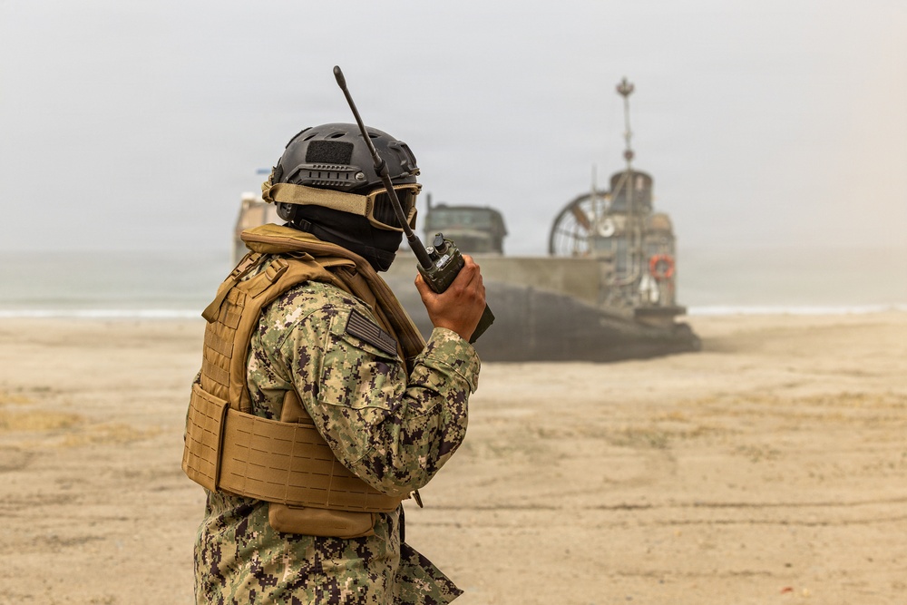 1st Maintenance Bn. executes LCAC operations during a FEX