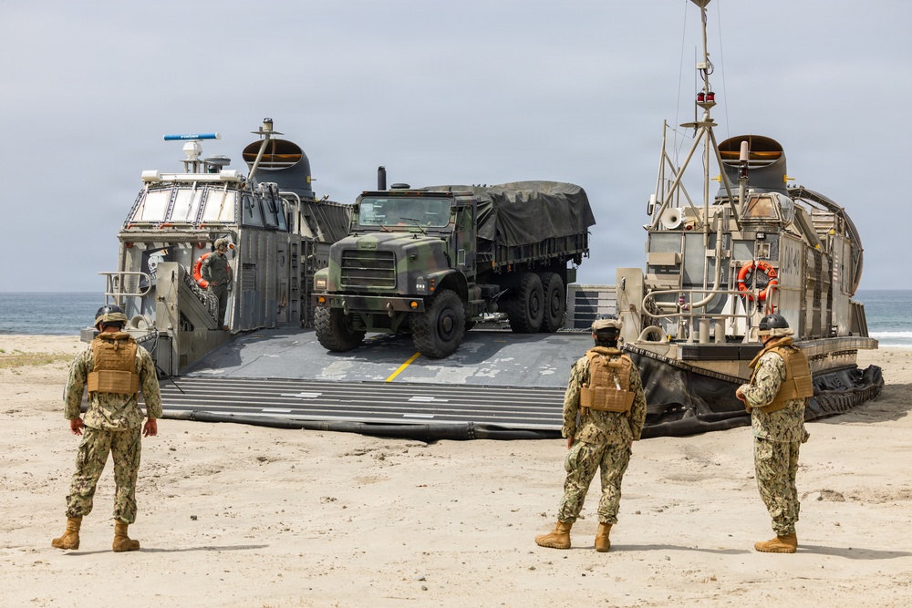 1st Maintenance Bn. executes LCAC operations during a FEX