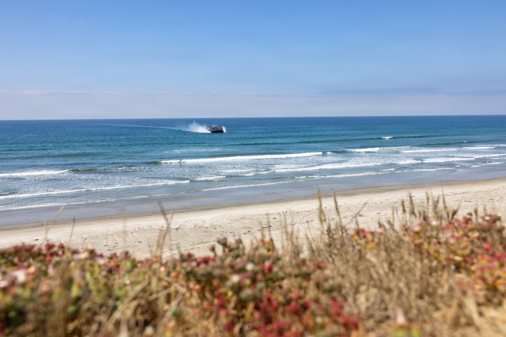 1st Maintenance Bn. executes LCAC operations during a FEX