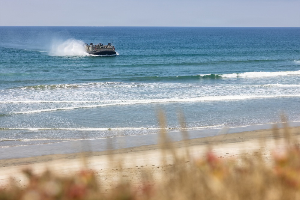 1st Maintenance Bn. executes LCAC operations during a FEX