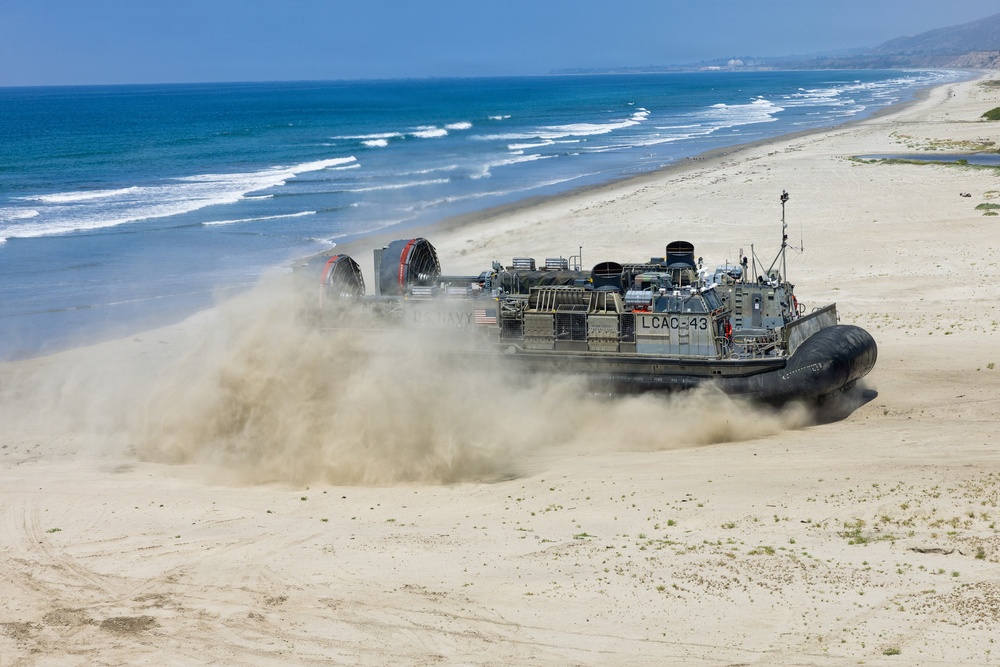 1st Maintenance Bn. executes LCAC operations during a FEX