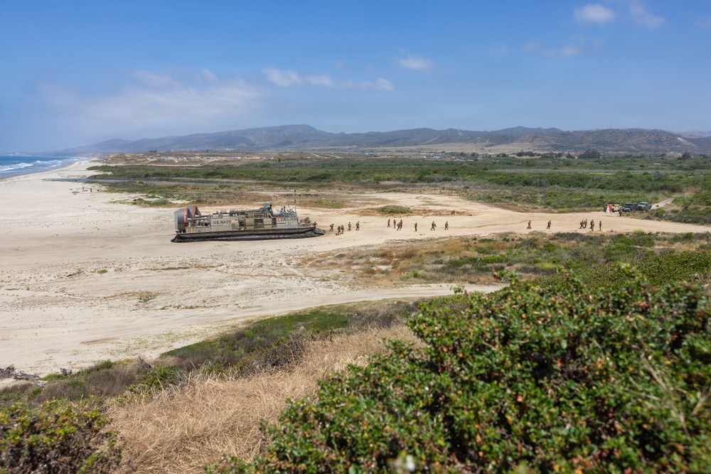 1st Maintenance Bn. executes LCAC operations during a FEX