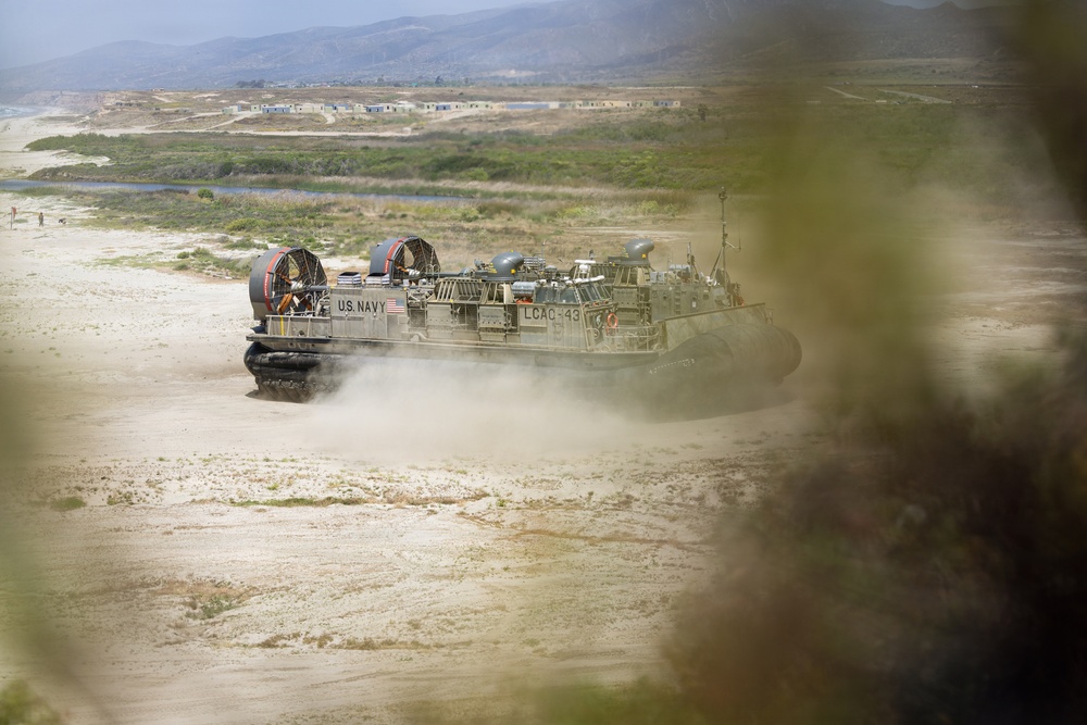 1st Maintenance Bn. executes LCAC operations during a FEX