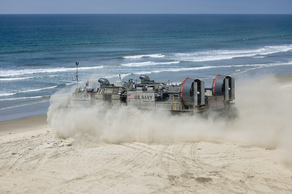 1st Maintenance Bn. executes LCAC operations during a FEX