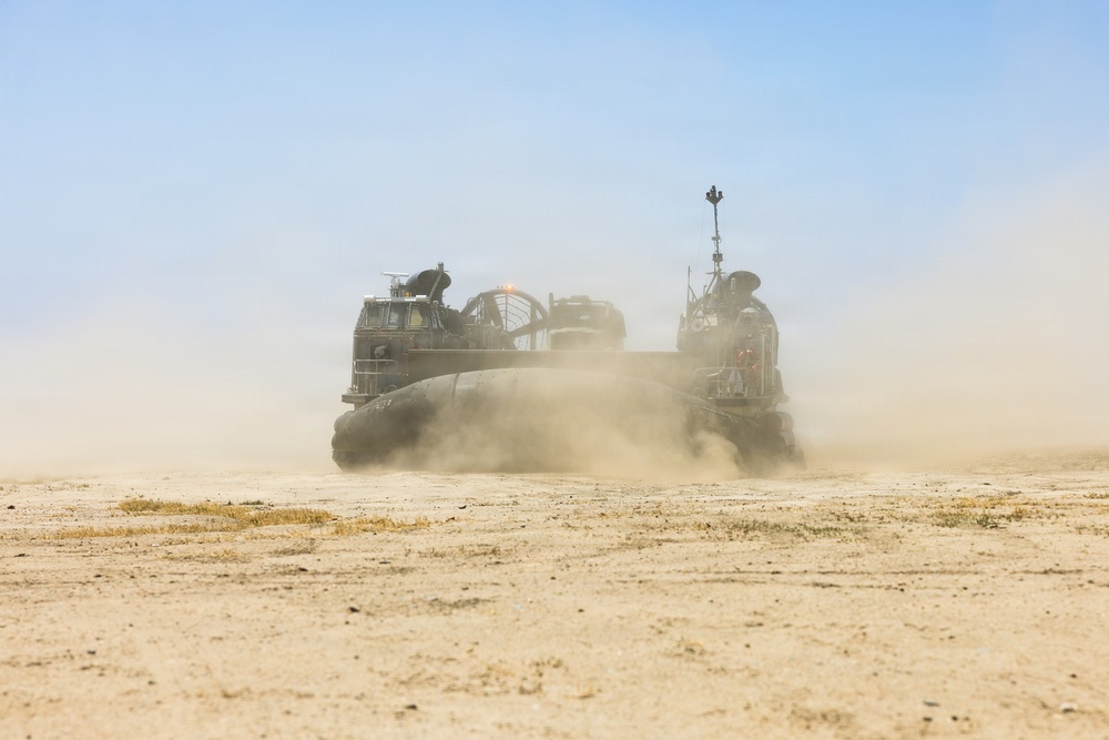 1st Maintenance Bn. executes LCAC operations during a FEX