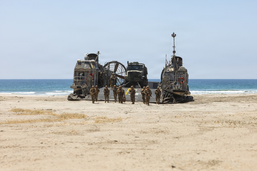 1st Maintenance Bn. executes LCAC operations during a FEX