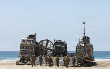 1st Maintenance Bn. executes LCAC operations during a FEX