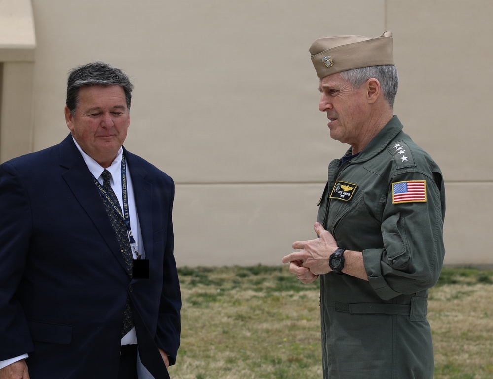 Commander US Pacific Fleet Tours Chamberlain hall, Hefti GLOC.