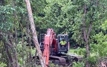 Tulsa District hub crew conducts erosion control work near Newt Graham Lock and Dam