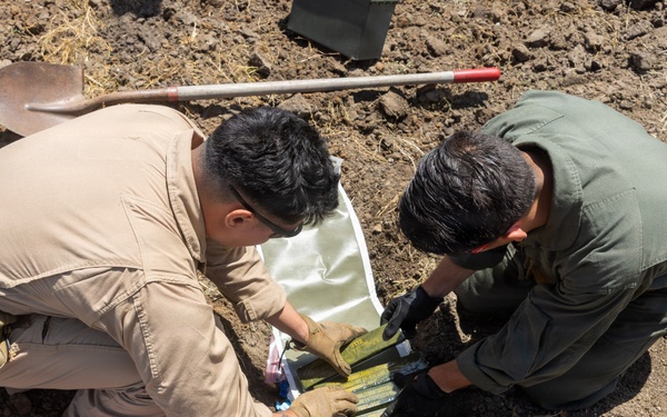 7th ESB EOD technicians participate in an exploitation range