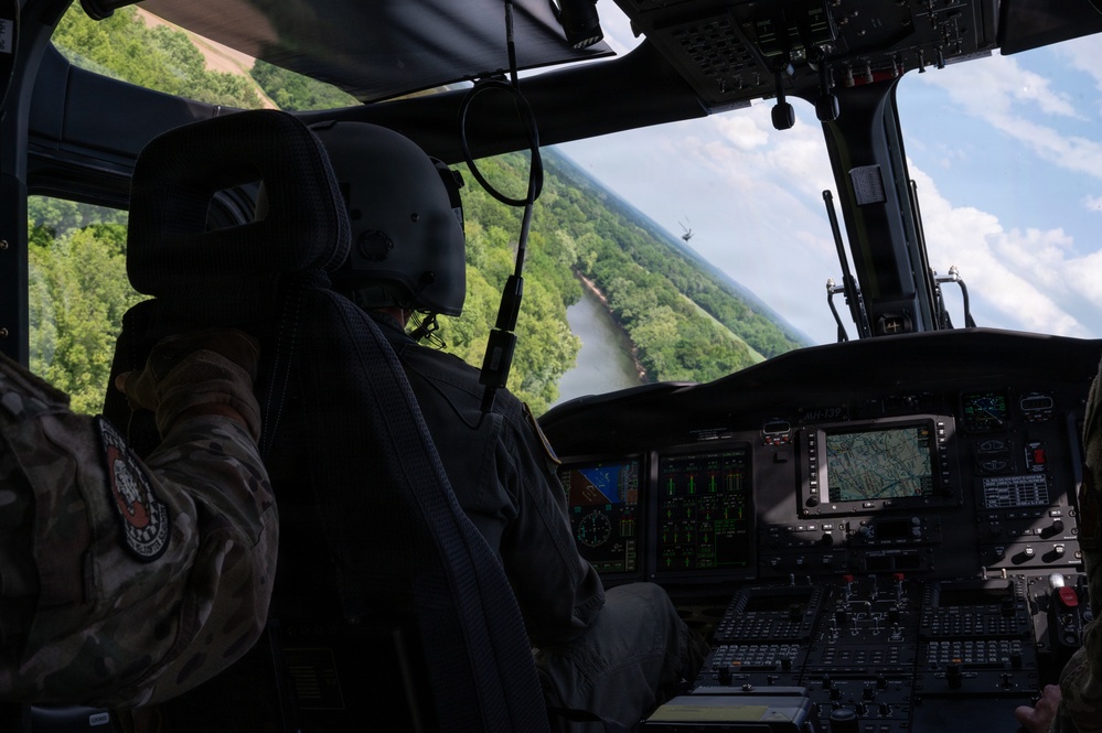 19th AF Command Team visits 908th FTW