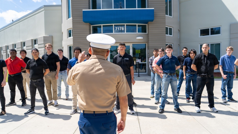 RS Jacksonville Commanding Officer Administers Oath of Enlistment