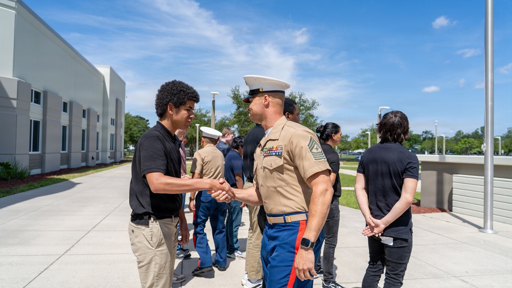 RS Jacksonville Commanding Officer Administers Oath of Enlistment