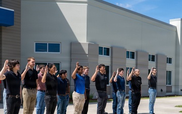 RS Jacksonville Commanding Officer Administers Oath of Enlistment