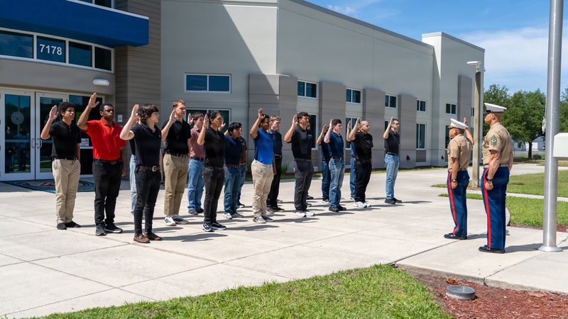 RS Jacksonville Commanding Officer Administers Oath of Enlistment