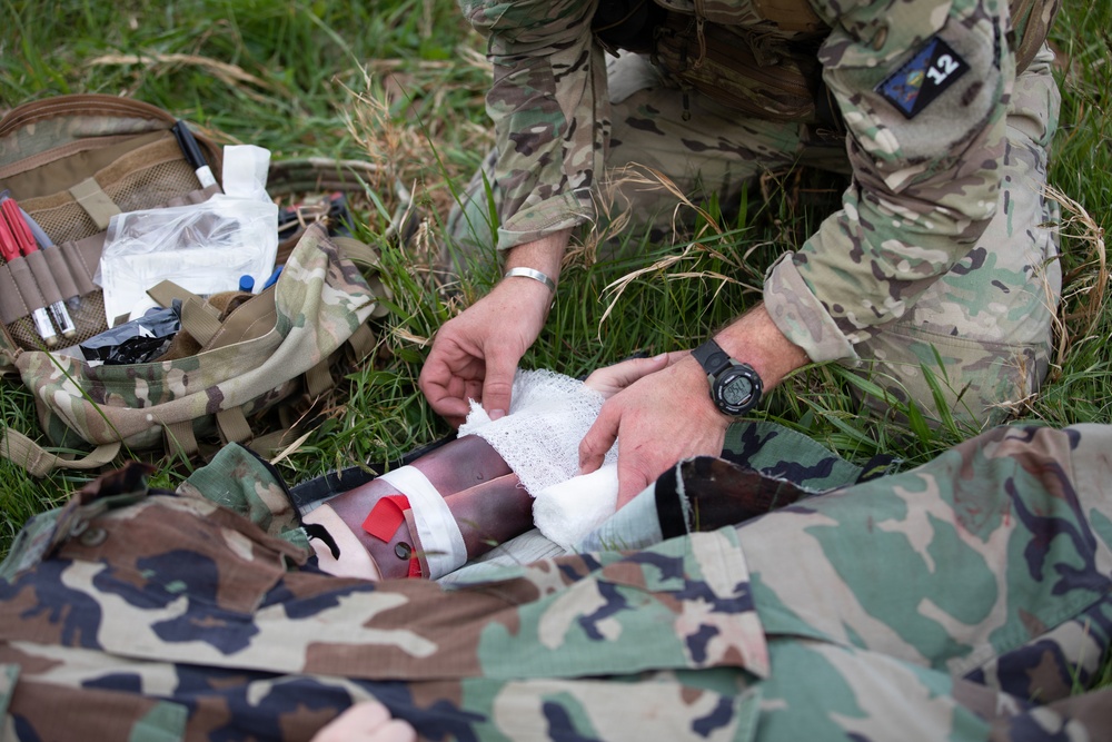 Region II Best Warrior Competitors demonstrate medical skills on notional burn casualty
