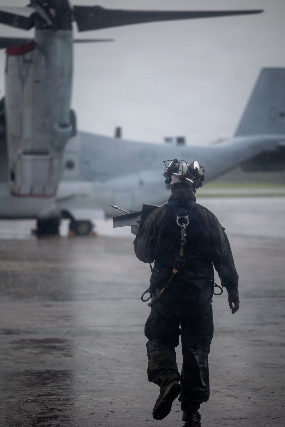 VMM-262 Marines maintain MV-22B Ospreys