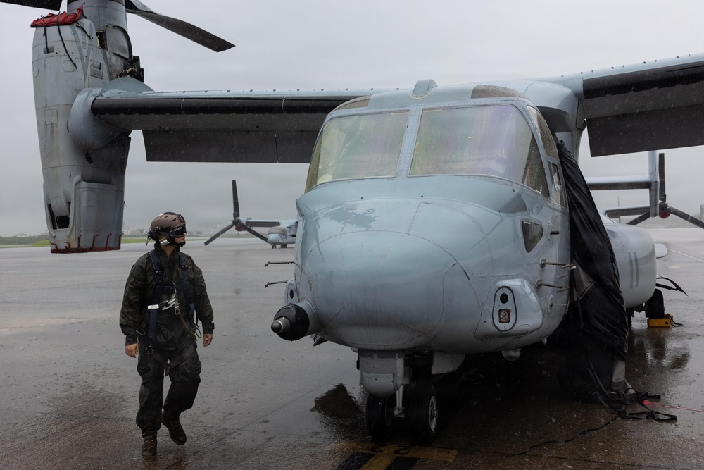 VMM-262 Marines maintain MV-22B Ospreys